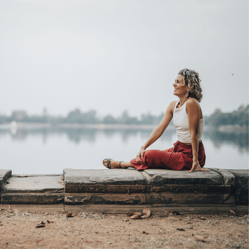 Manon, guide de yoga en ligne depuis le Cambodge