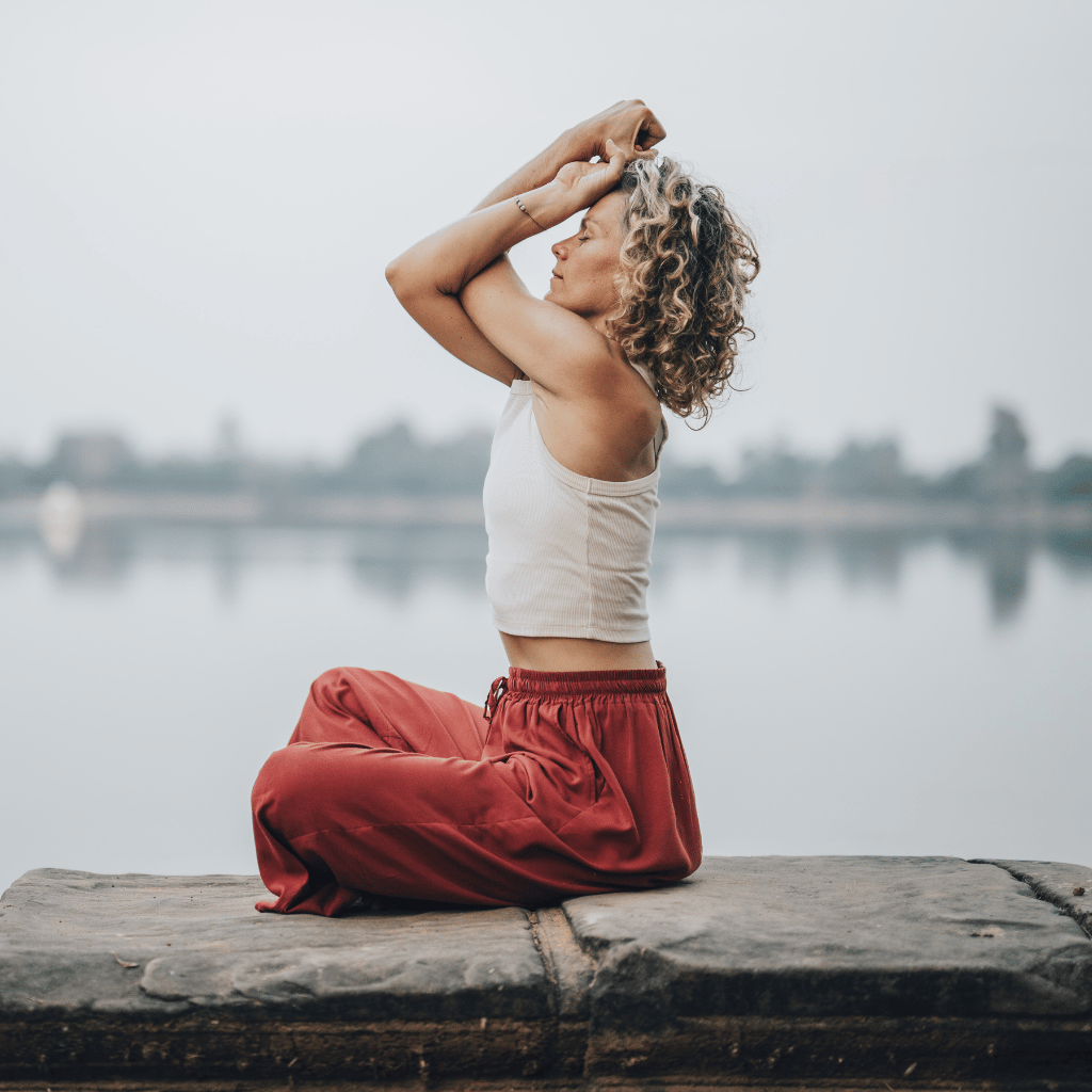 Manon enseignant le yoga à Siem Reap, Cambodge